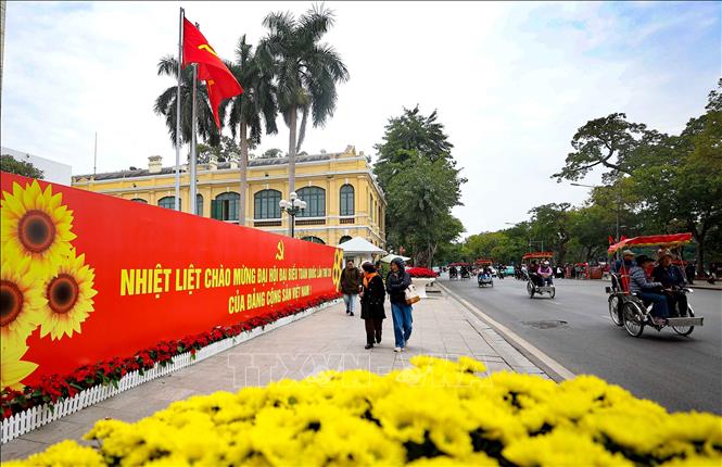 Pano chào mừng Đại hội đại biểu toàn quốc lần thứ XIV của Đảng trước trụ sở Ủy ban nhân dân thành phố Hà Nội. Ảnh: Thanh Tùng - TTXVN